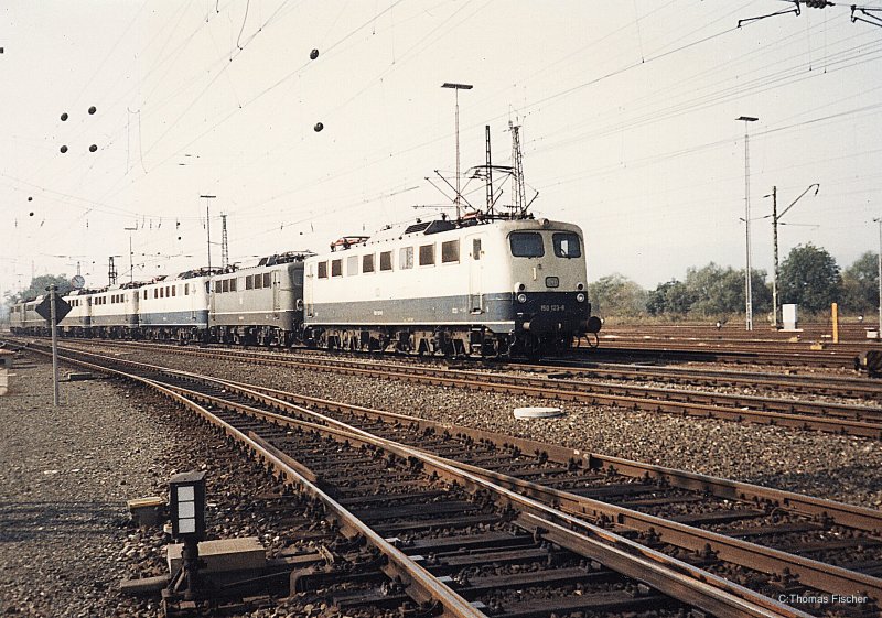 Lokzug mit 150_123 als Zuglok und diversen 140er u. einer 150er im Gleisvorfeld 03/1987 von Lichtenfels. (Schade das die Gleisanlagen  heutzutage nicht mehr so gepflegt sind. Siehe andere Fotos von LIF anno 2007) Ansicht 1 ( Bild ist gescannt)