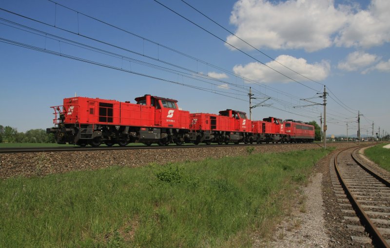 Lokzug mit 2070 008 + 009 + 031 und der DB 151 168 auf der Westbahn zwischen Hrsching und Oftering am 02. Mai 2009.