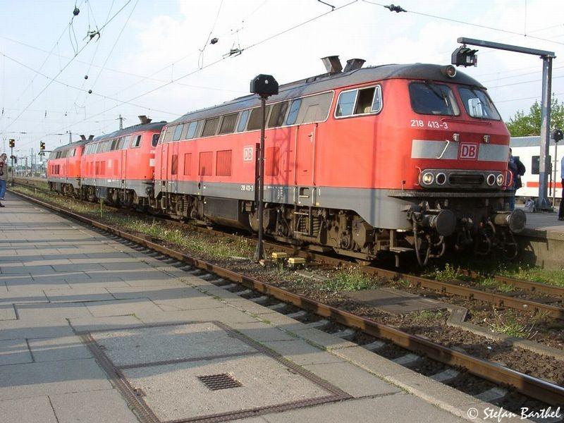 Lokzug mit 218 413-3, 218 488-5 und 218 256-6 in Hamburg Altona.
Mai 2004