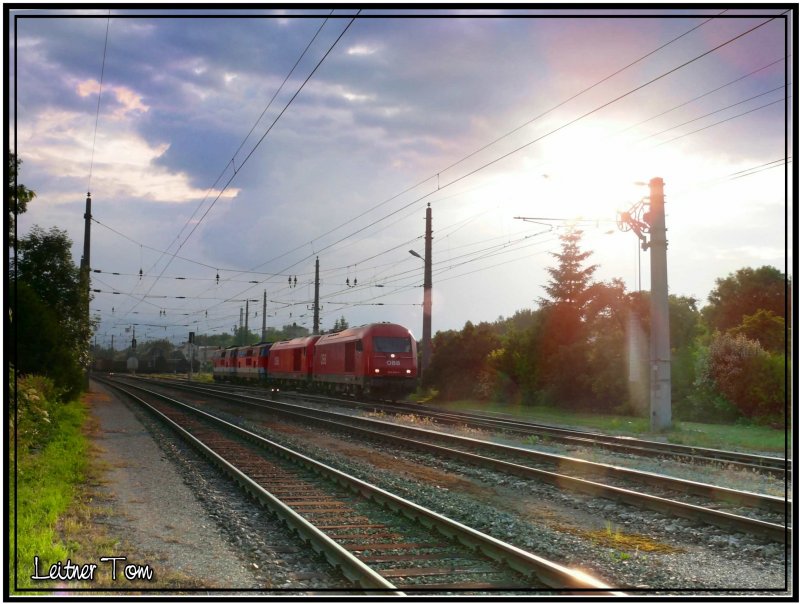 Lokzug mit zwei 2016 Hercules 047 + 056 und zwei 2143 016 + 034 in Zeltweg.
Zuvor hatten die 4 Loks gemeinsam einen Gterzug aus dem Lavanttal
bespannt. 06.06.2007