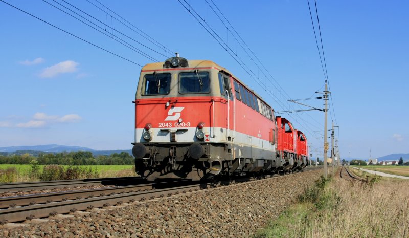 Lokzug mit zwei 2070 und der 2043 020 auf der Westbahn von Wels nach Linz. Aufgenommen am 4. Oktober 2009.