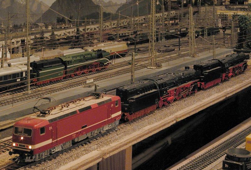 Lokzug mit zwei defekten 01. Sie werden von der 143 839 zur Reparatur in´s  AW  abgeschleppt.
