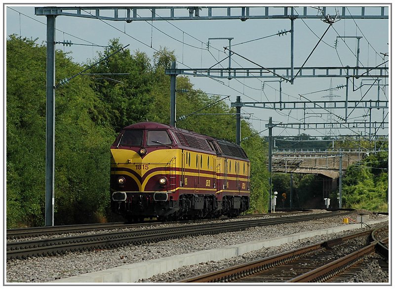 Lokzug mit zwei Lokomotiven der Serie 1800 - an der Spitze 1815 - am 30.7.2006 kurz nach der Ausfahrt aus Luxemburg Stadt.