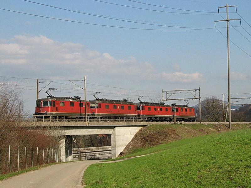 Lokzug mit zwei Re4/4 II vorn und hinten, und zwei Re 6/6 in der Mitte bei Mumpf (Aargau) in Richtung Rheinfelden, 6.4.2006.  
