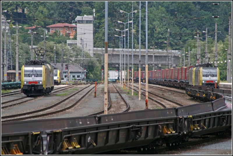 Lomo Bahnhof Kufstein: Whrend E189 901RT und E189 931RT mit dem DGS 43243  WINNER-EXPRESS , von Wuppertal Langerfeld nach Verona, in den Bahnhof einfahren, macht sich ES64U2-041  KNORR-EXPRESS  als Schiebelok bereit den Zug bis zum Brenner zu untersttzen.. Links im Bild kuppelt die ehemalige 189 003 (E189 905RT) die ES64U2-029 an und werden sich fr den nchsten Einsatz bereit machen. (30.06.07)