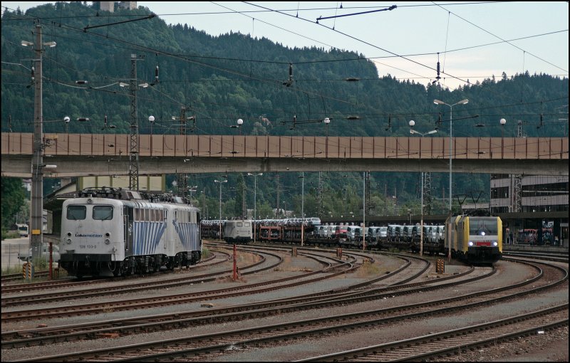LomoBahnhof Kufstein: Die  Zebras  139 133, 139 260 und eine weitere 139er warten auf die nchsten Aufgaben. E189 917RT wartet mit einer ES64U2 auf die Abfahrt zum Brenner. (11.07.2008)
