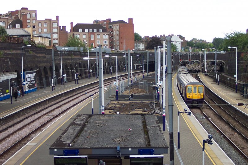 London Kentish Town
Umsteigestation im Camden Borough im Norden Londons.
Anbindung an die Northern Tube und an den Thameslink Service der First Capital Connect.
Durch den Bahnhof fhrt die Midland Main Line, was bedeutet, dass alle East Midlands Trains von St. Pancras in Richtung Leeds, Sheffield oder Leicester (InterCity Zge) durch den Bahnhof rasen.
Auf Gleis 3 ein First Capital Zug nach Bedford.