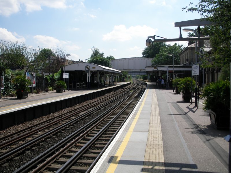 London, Kew Gardens (District Line) - die Station an den k�niglichen botanischen G�rten (daher stehen z.B. Palmen am Bahnsteig)