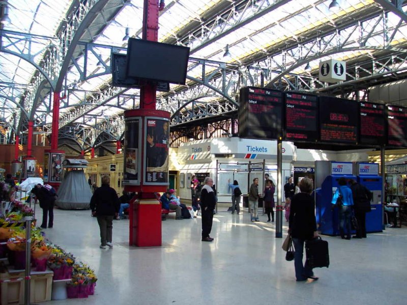 London Marylebone - Bahnhofshalle mit Zuganzeige und Zugang zur Untergrund-Bahn