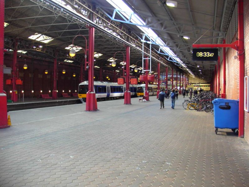 London Marylebone - Bahnsteig 3 in der Gleishalle mit Blick zum Ausgang im Bahnhofsgebude