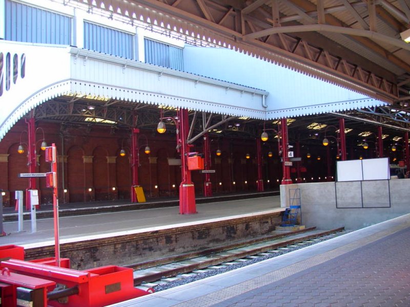 London Marylebone - Blick vom Bahnsteig 5/6 in die Gleishalle. Im Vordergrund die Gleisenden 4 und 5.