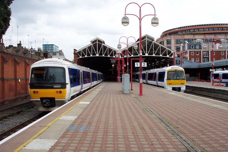 London Marylebone Station - zwei Class 168 und 165 Zge der Chiltren Railways, die gerade aus Birmingham bzw. Kidderminster angekommen sind.