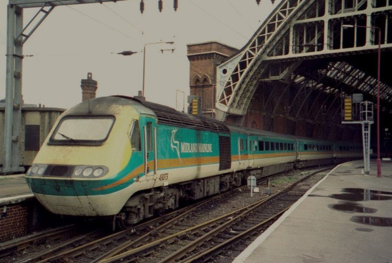 London St Pancras 9. Nov. 2000: der HST 43073 der Midland Mainline fhrt Richtung Sheffield aus.
(Gescanntes Foto)