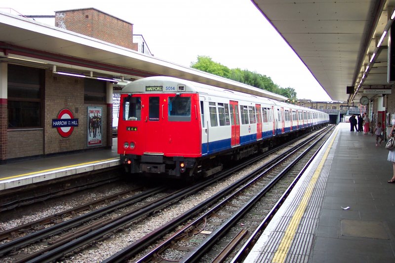 London Underground - alter A-Stock Train der Metropolitan Line in Harrow-on-the-hill in Richtung Watford.