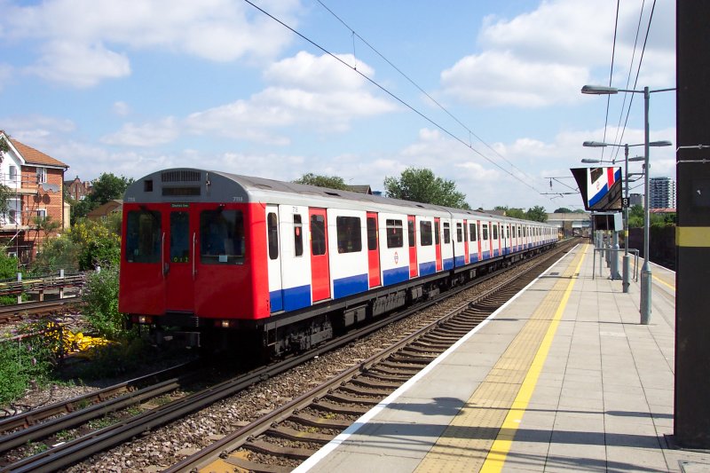 London Underground - D-Stock Train in der Station West Ham