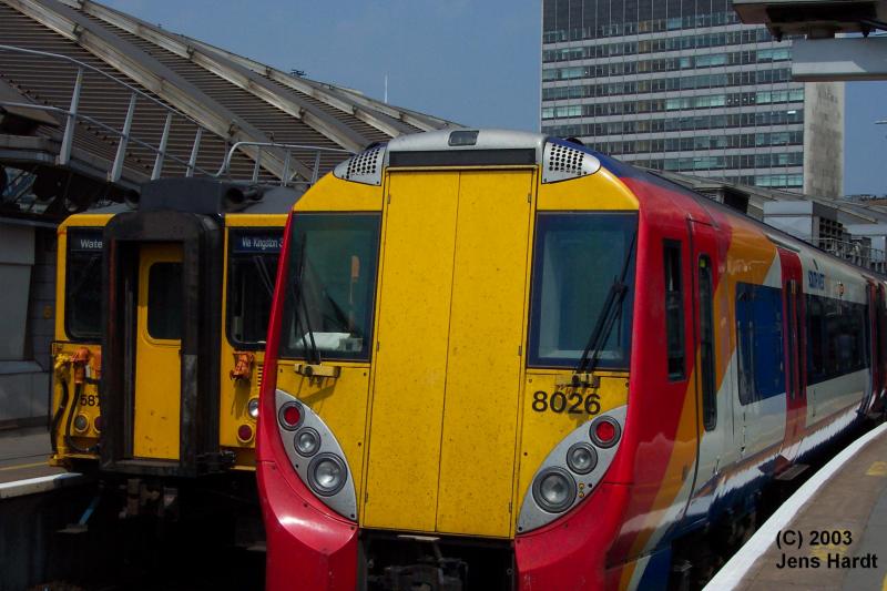 London Waterloo - Class 458 (Juniper) mit Ziel Reading via Twickenham, wo an diesem Tag das Zurich Premiership Final stattfand (Englische Rugby-Meisterschaft), daher fuhren viele Zge ausserplanmig ber Twickenham bzw. hielten dort.
Daneben eine ltere Class 455.