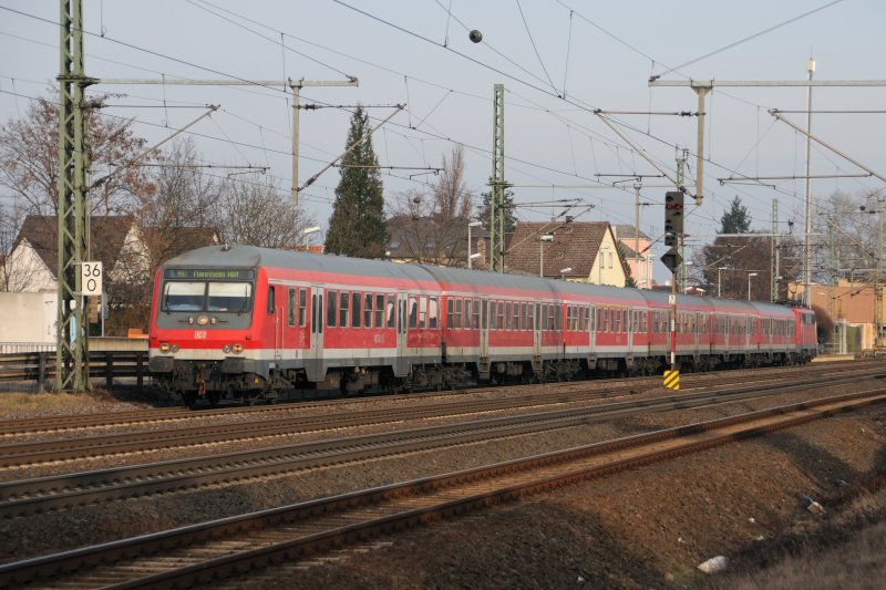 Long Vehicle: So mu eine Regionalbahn aussehen... Gleich 6 n-Wagen drckt diese BR 111 Richtung Mannheim. (Gernsheim Bhf, KBS 655, 02.02.09)