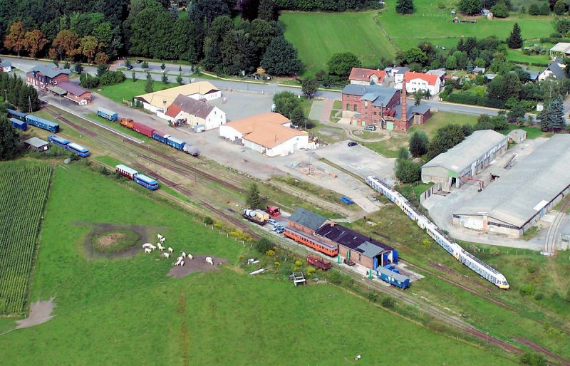 Loreley - ich wei nicht was soll es bedeuten ?! Abwrackstelle fr alte Bahnen? Oder doch Bahnhof in Betrieb ? Luftaufnahme vom 01.09.2005. Es mu im Bereich nrdliches Brandenburg oder sdlicher Teil MeckPomms sein.