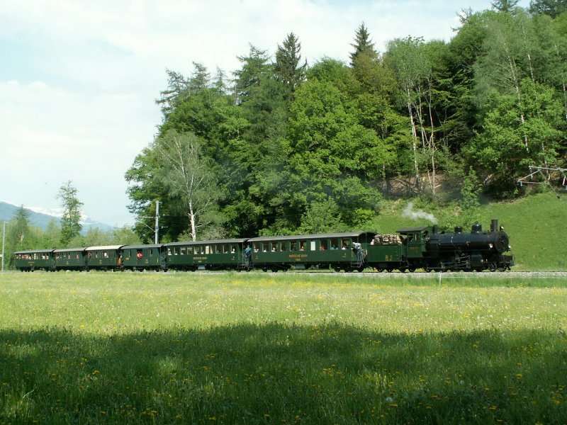  Los gehts mit den Mttern  Richtung Davos zum Mittagessen.Hier der Dampfzug bei Malans.11.05.08
