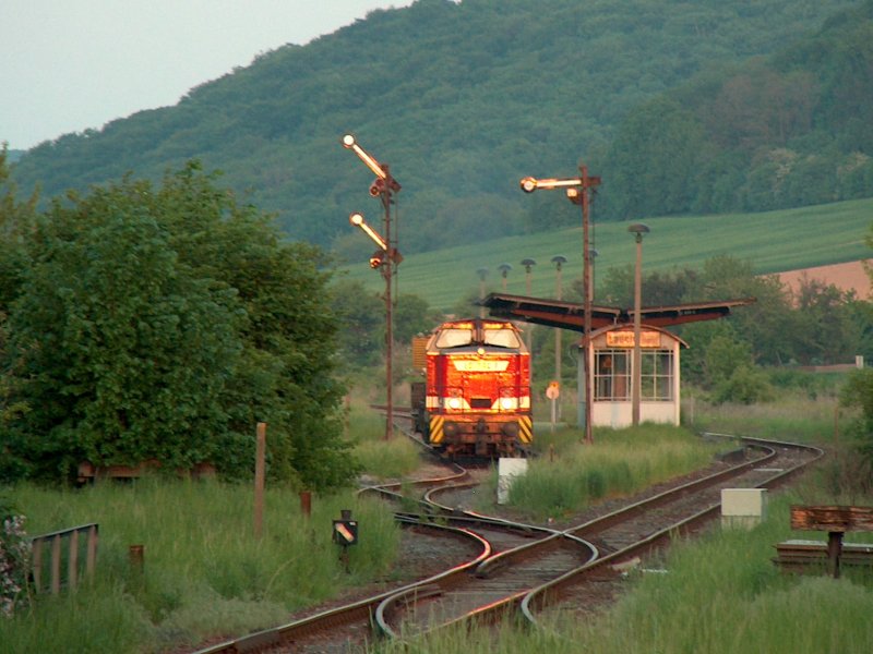 LOTRAC 7 umhllt von der Abendsonne, hat soeben Ausfahrtsfreigabe aus dem Bahnhof Laucha (Unstrut) erhalten; 13.05.2008