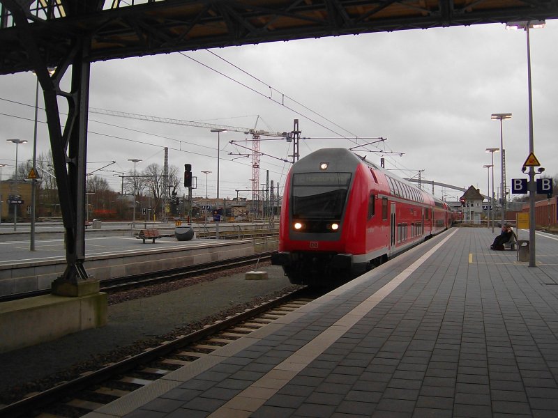 Lr 21421 wird am 20.12.08 in Lbeck Hbf als RE 21421 Lbeck Hbf - Hamburg Hbf auf Gl. 8 bereitgestellt.