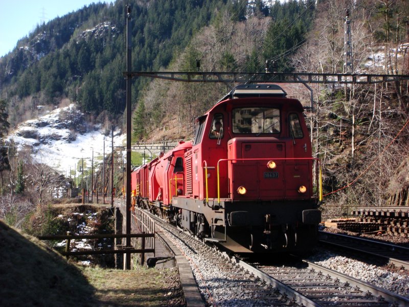 LRZ mit zwei Bm 4/4( eine weitere ganz schlecht sichtbar am Zugschluss) bei Intschi am 28.03.2008