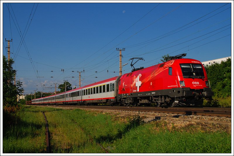 Lt. Lokfinder vom Vortag htte Frankreich am 12.6.2009 den OEC 550 von Graz nach Wien bespannen sollen. Im Endeffekt war es dann aber die Schweizlok, worber ich nicht wirklich traurig war, fehlt sie mir als Zugportrait noch. Die Aufnahme entstand kurz nach der S-Bahnstation Wien Atzgersdorf-Mauer.
