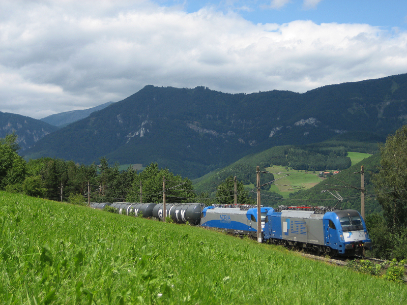 LTE 1216 910 & Adria Transport 1216 921 bespannten am 21.7.2008 zusammen den KerosinZug 48431 Schwechat-Koper, hier kurz vor Eichberg. ( Apfelwiese )