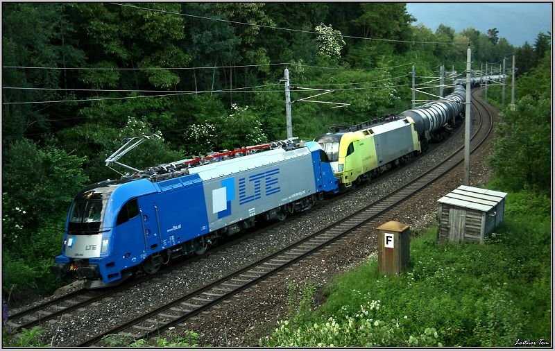 LTE 1216 910 und Dispolok ES64 U2-017 fahren mit Kesselwagenzug 48431 von Gro Schwechat nach Koper. 
Zeltweg 09.06.2008