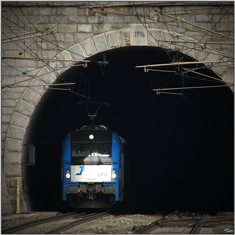 LTE 1216 910 verlsst den Galgenbergtunnel mit dem Kesselzug 48431.
St.Michael 15.08.2008