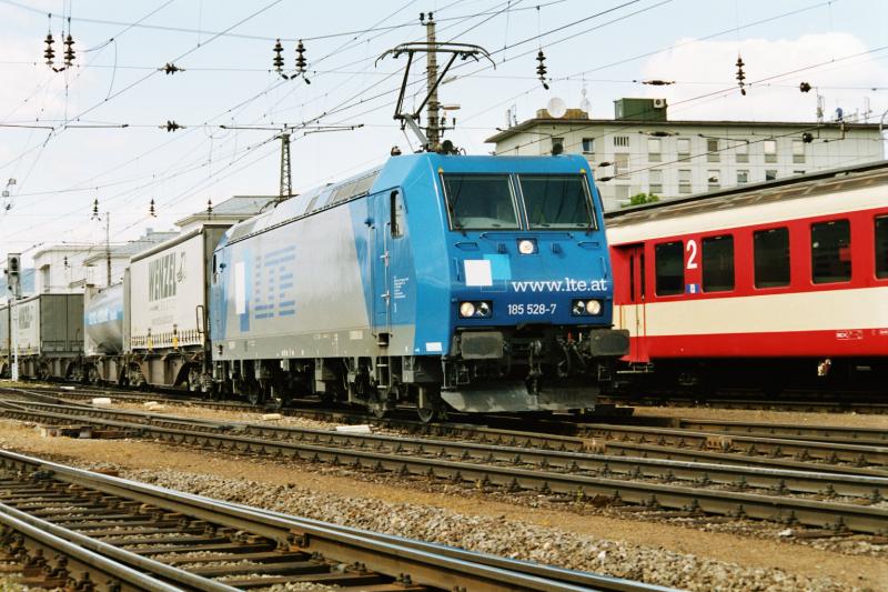 LTE 185 528-7 am 14.5.2004 bei der Durchfahrt in Graz mit dem Graz-Duisburg Shuttle Richtung Kalsdorf