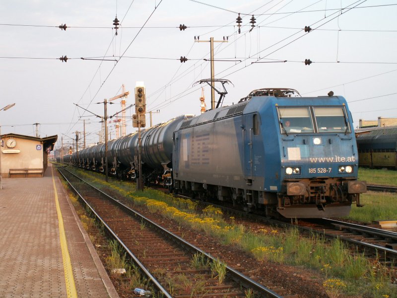 LTE 185 528-7 samt Gterzug am 24.4.2007 bei der Ausfahrt aus Wien-Htteldorf