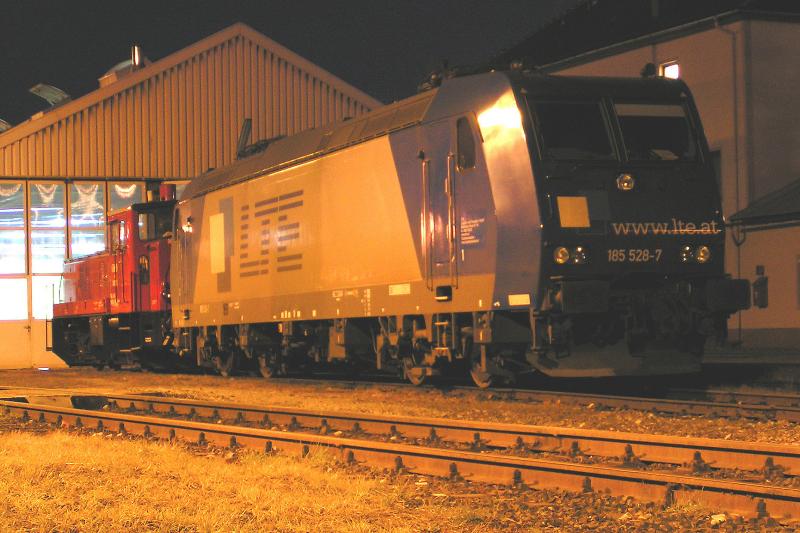 LTE 185 528 wartet am 29.12.04 in der Traktion des Graz-Kflacher Bahnhofes auf ihren nchsten Einsatz (im Hintergrund die frisch berarbeitete 600.3 der GKB)
