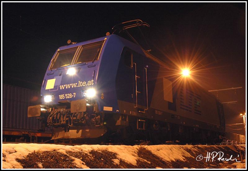LTE 185 528 wartet am 20.1.2006 im Cargo Center Graz auf ihren Kontainerzug, den sie in Krze nach Neuss bringen wird.