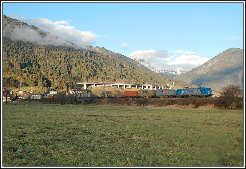 LTE 185 529  Michaela  mit ihrem G 43937 von Neuss auf dem Weg ins CargoCentger Graz in Werndorf, am 7.12.2006 mit 65 Minuten Versptung kurz nach Ardning in der Obersteiermark. Just zu dem Zeitpunkt, wo der Zug kam, schob sich eine Fotowolke vor die Sonne, so dass der Zug selbst nicht von der Sonne angestrahlt wurde. 