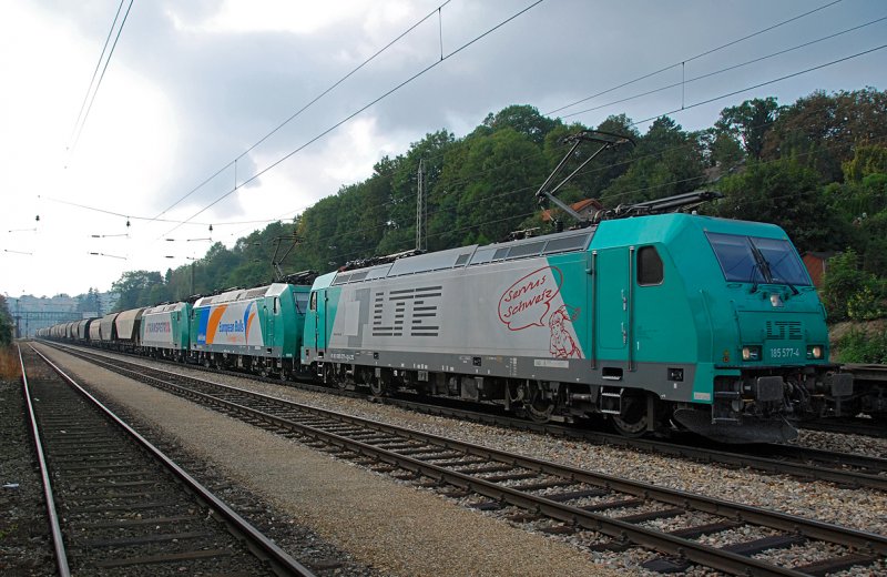 LTE 185 577  Servus Schweiz  + R4C 185 541 + 185 543 vor einem Getreidezug Richtung Wien. Die Aufnahme entstand am 18.09.2009.