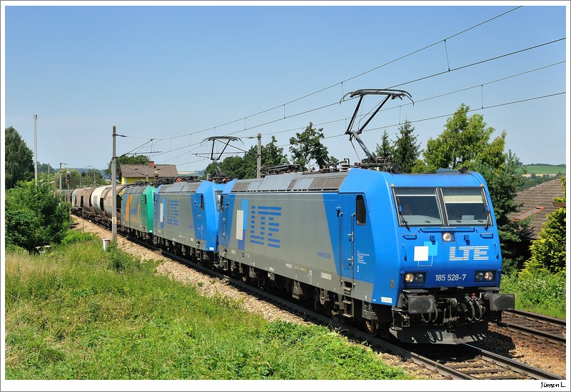 LTE 185.528 + 185.529 + eine R4C mit einem Getreidezug Richtung Osten. Hofstatt, 14.7.2009.