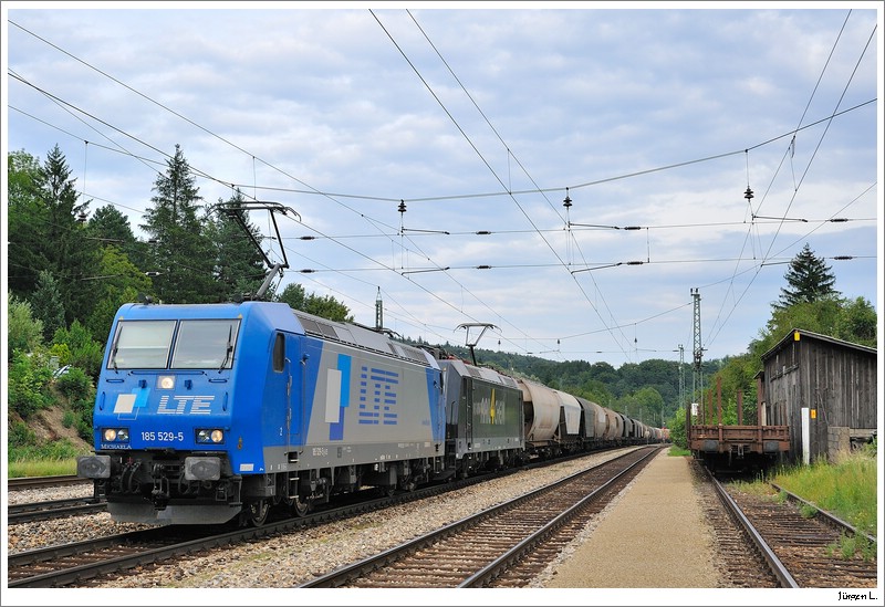 LTE 185.529 & eine R4C mit einem Getreidezug Richtung Westen. Tullnerbach-Pressbaum, 12.8.2009.