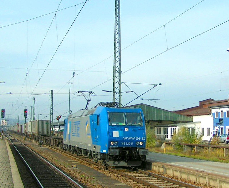 LTE 185529-5 (Michaela) durchfhrt am 11.11.2006 mit einem Containerzug Passau Hbf.