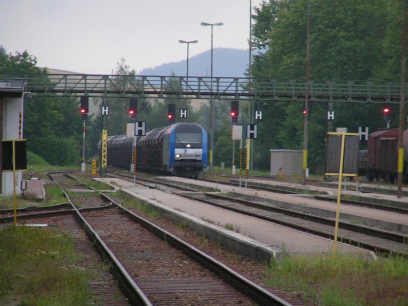 LTE 2016 603-3 mit Leerkohlenzug Richtung Simbach am 15.8.2005 Bhf RIED i.I ! aber ein paar Meter weiter nur noch mit zwei Lichter! ?