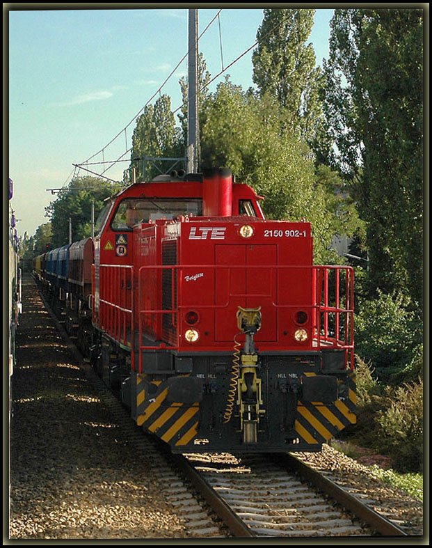 LTE 2150 902 auf dem R�ckweg mit dem leeren Abraumzug 94211 nach Unterpurkersdorf, aufgenommen im Bereich Wien Speising am 19.8.2006.