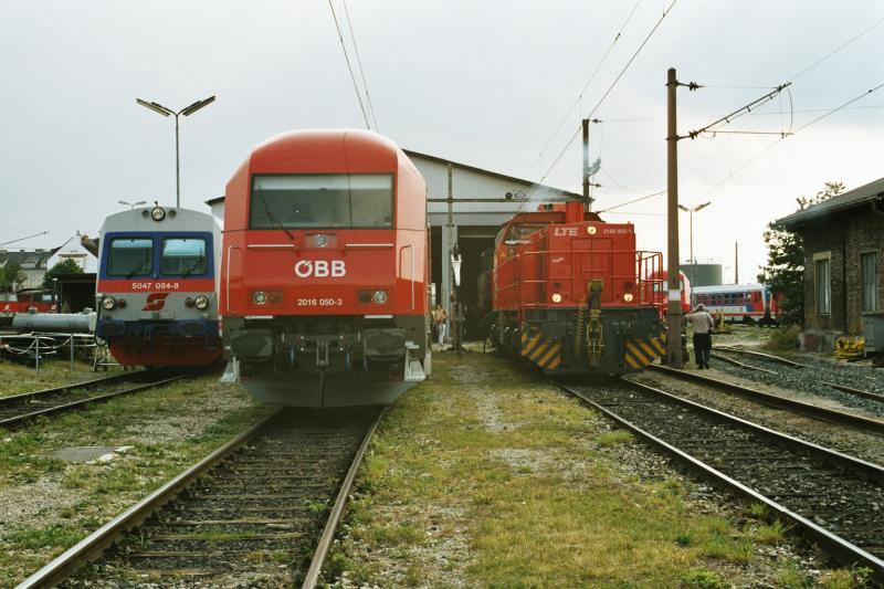 LTE 2150 902 (Vossloh G 1206) berstellt am 16.8.2003 die ehemalige GKB Dampflok 30.33 von Graz nach Strasshof - (hier auf dem Foto in der Traktion Wr. Neustadt)