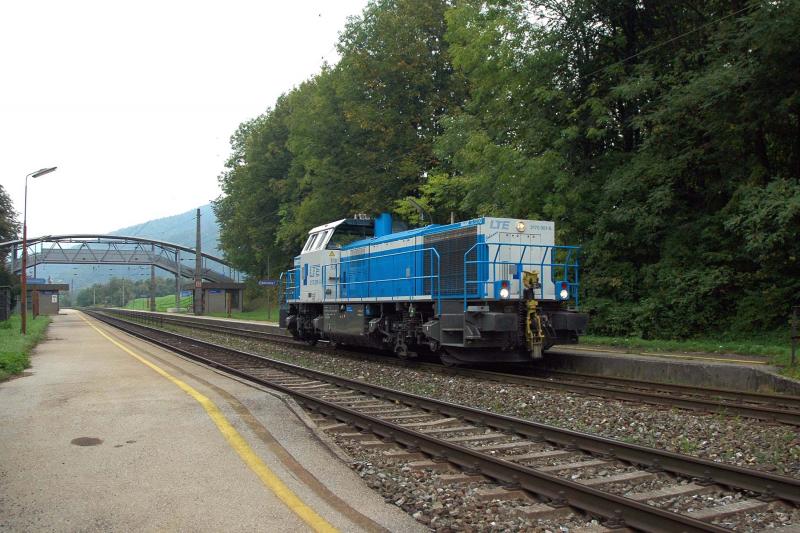 LTE 2170 001 wurde am 7.10.2005 von Strasshof nach Graz-Kflacherbahnhof berstellt. Die Aufnahme zeigt die Lokomotive als Lokzug 98301 bei der Durchfahrt in Stbing. 