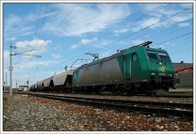 LTE Getreidezug 96341 von Rotterdam nach Hegeyshalom wurde am 7.7.07 von der R4C Maschine 185 550 bespannt. Die Aufnahme entstand bei der Ausfahrt aus Gramatneusiedl nach einem kurzen Aufenthalt. Dahinter wartet schon RTS 1216 901 auf ihre Weiterfahrt