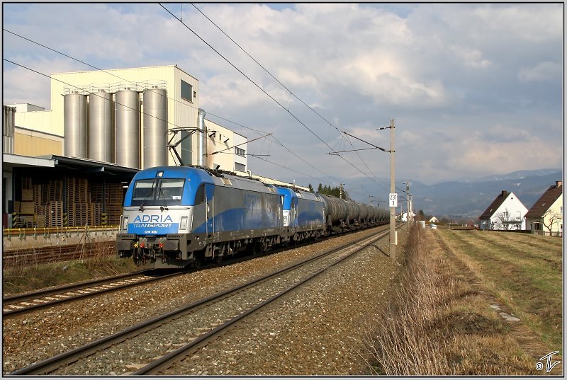 LTE Kesselwagenzug 48431 fhrt mit den beiden Adria Transport Maschinen 1216 920 & 921 von Schwechat nach Koper.
Zeltweg 3.4.2009