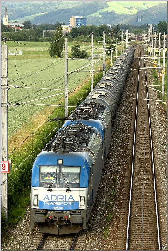 LTE Kesselwagenzug 48431 fhrt mit den beiden Adria Transport Maschinen 1216 921 & 920 von Schwechat nach Koper. 
Zeltweg 10.07.2009
