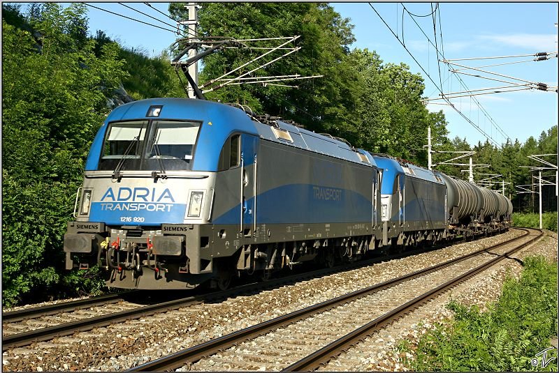 LTE Kesselwagenzug 48431 von Schwechat nach Koper, gezogen von den beiden ADRIA Transport Maschinen 1216 920 & 921, duchfhrt die Murwlder nahe Zeltweg.
12.06.2009