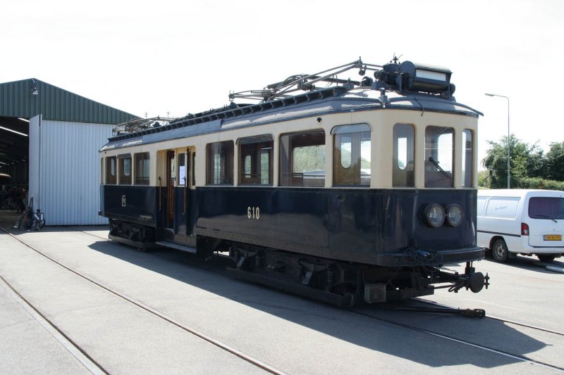 LTM 610 eine Straenbahn der ehemalige Limburgse Tram Maatschappij(LTM), nach deren Aufhebung in 1950 nach Den Haag gekommen zur HTM, jetzt wieder in die ursprngliche Farben der LTM bei der ZLSM erhalten