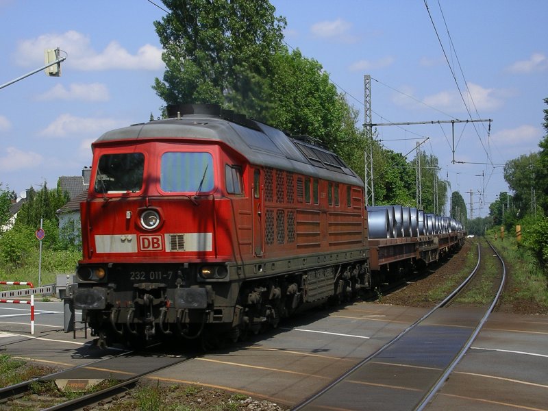 Ludmilla 232 011-7 zieht einen kurzen GZ mit Blechrollen nach Bochum Nord.(20.05.2008)