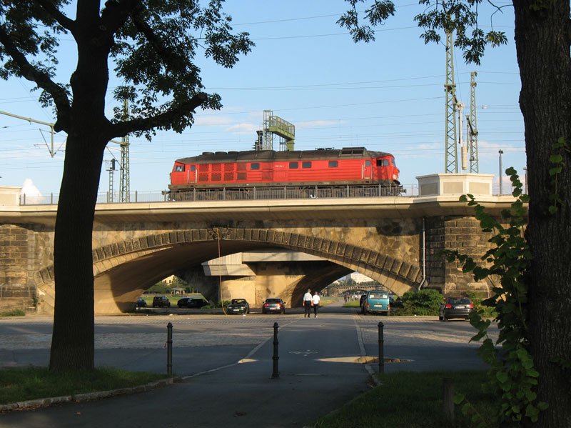 Ludmilla 232 014 auf der Marienbrcke ber dem Radweg; Dresden, 22.08.2007
